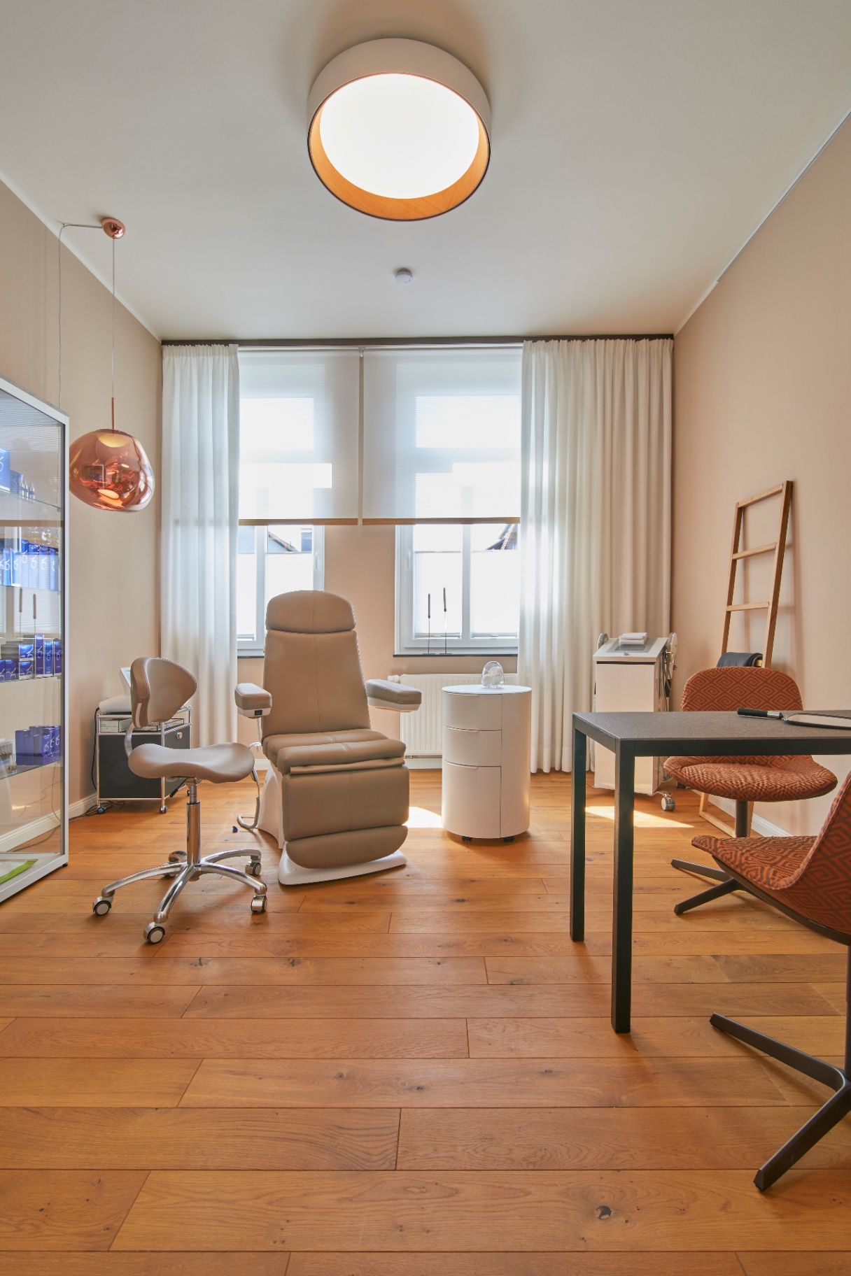 Behandlungsraum mit ZO Skin Health Produktvitrine